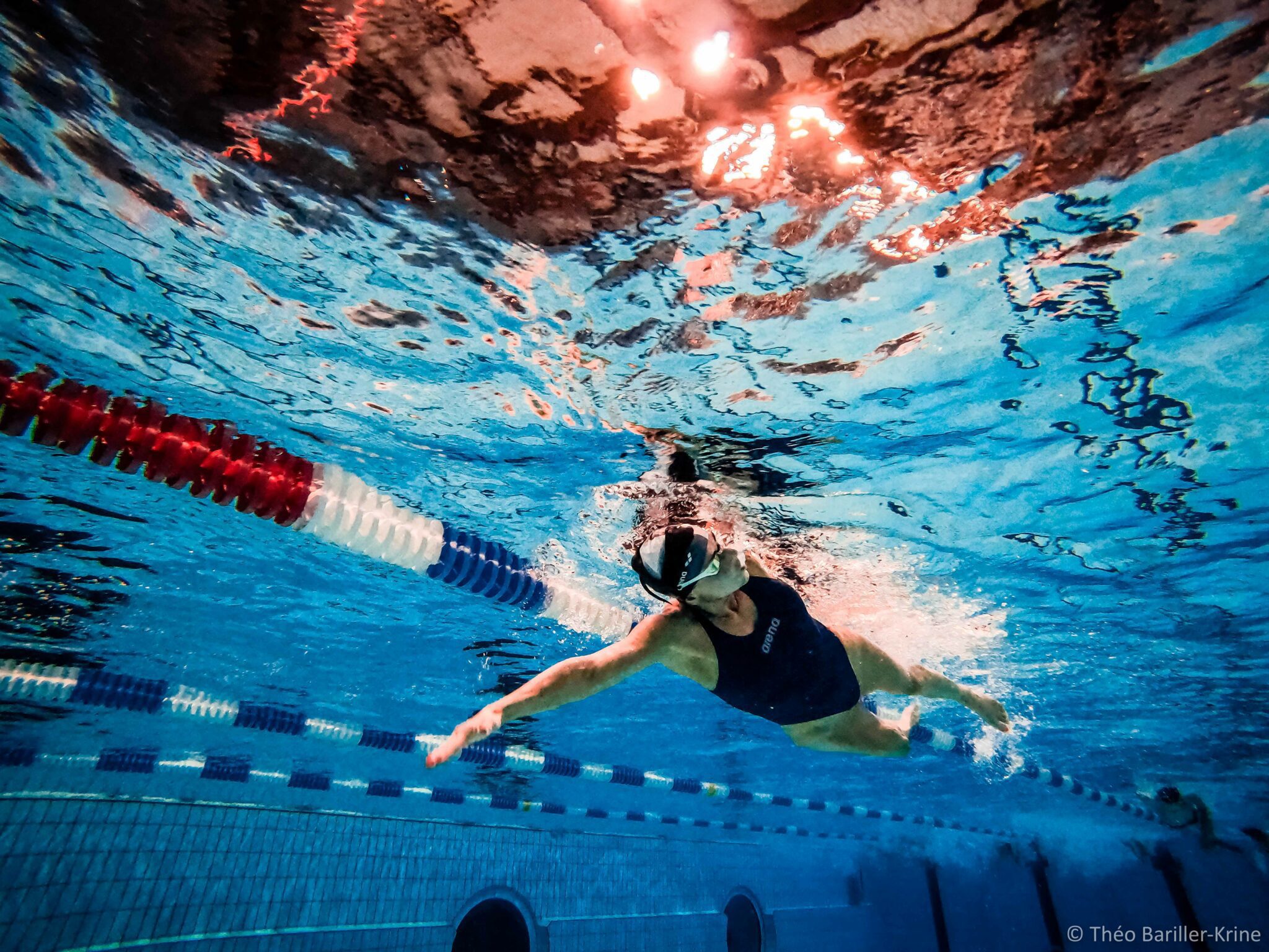 Petite Fille Bouclés En Bas Apprend à Nager Dans La Piscine En