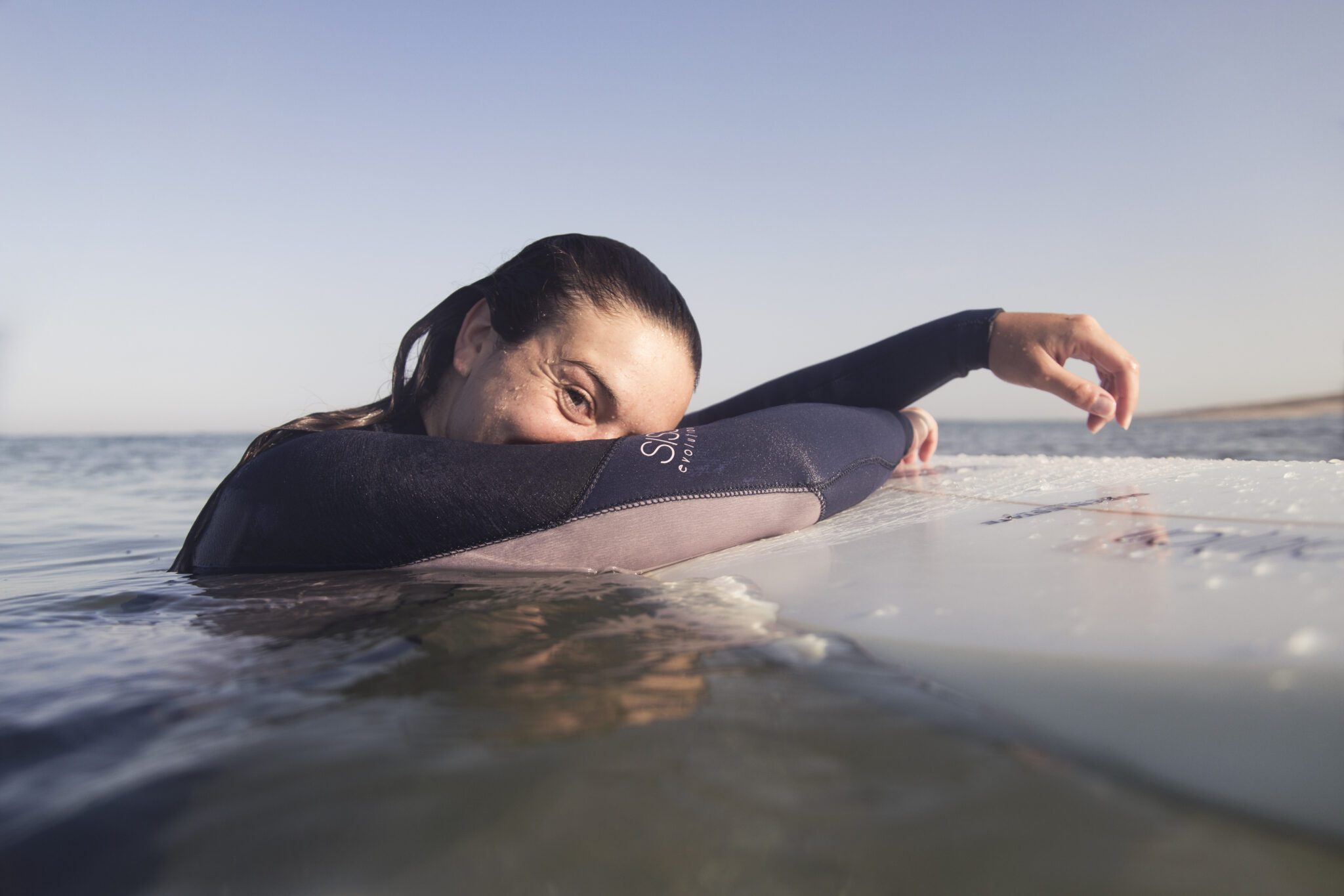 Hermine Bonvallet : « Dans le monde du surf, la première technique pour performer : savoir s’adapter »