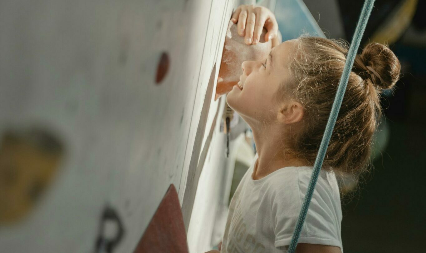 Kids Aurélia Mardon « L’escalade reproduit certes des inégalités de genre, mais les jeunes ne s’arrêtent pas pour autant. »