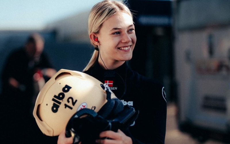 Alba Larsen : L'ado qui fait fumer le bitume