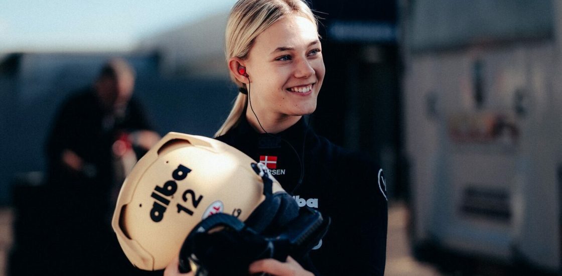 Alba Larsen : L'ado qui fait fumer le bitume