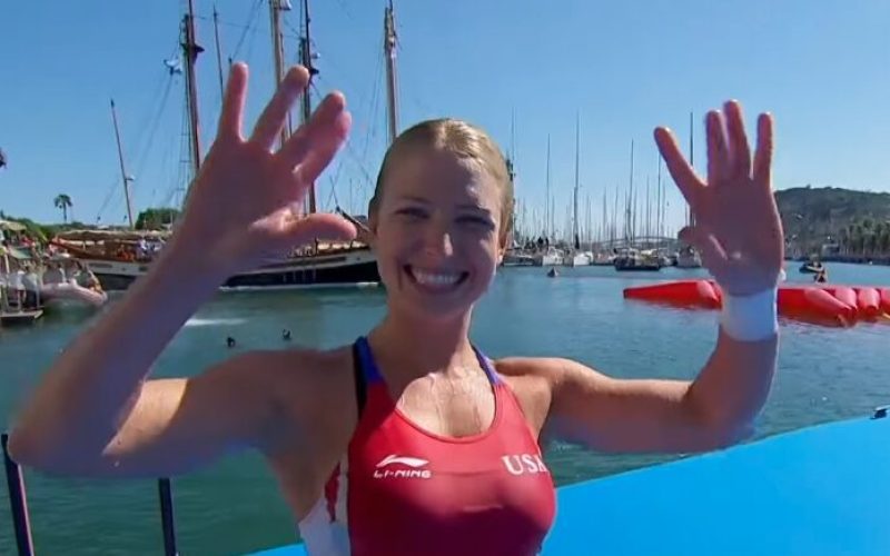 30 juillet 2013, l’Américaine Cesilie Carlton remporte la première médaille d’or mondiale en plongeon de haut-vol